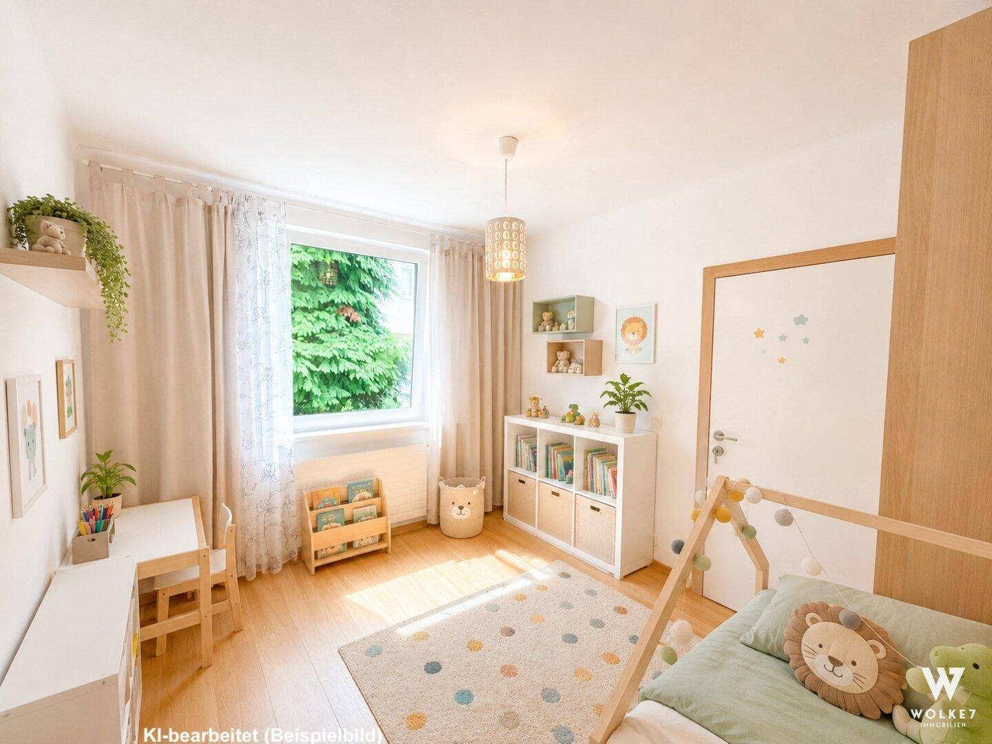 Freundliches Kinderzimmer mit hellem Holzboden, Spielbereich und Blick ins Grüne.
