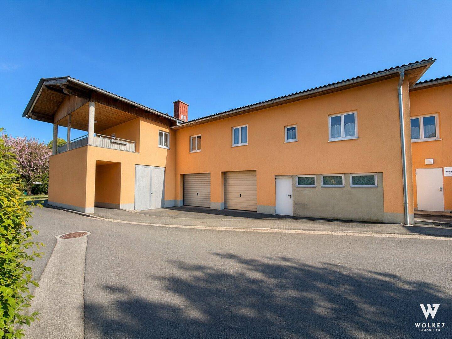 Großzügiges Wohnhaus mit 3 Garagen, Lagerflächen und traumhafter Sonnenterrasse - Ansicht 2