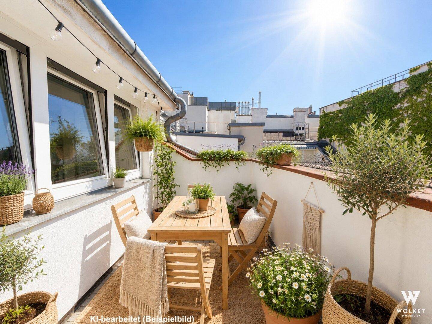 Gemütlicher Balkon mit Holztisch, Stühlen und vielen Pflanzen, ideal für entspannte Stunden im Freien.