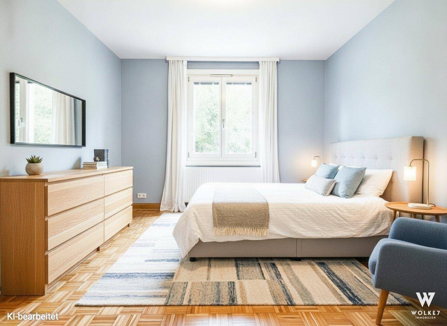 Gemütliches Schlafzimmer mit hellblauen Wänden, Parkettboden und einem großen Fenster.