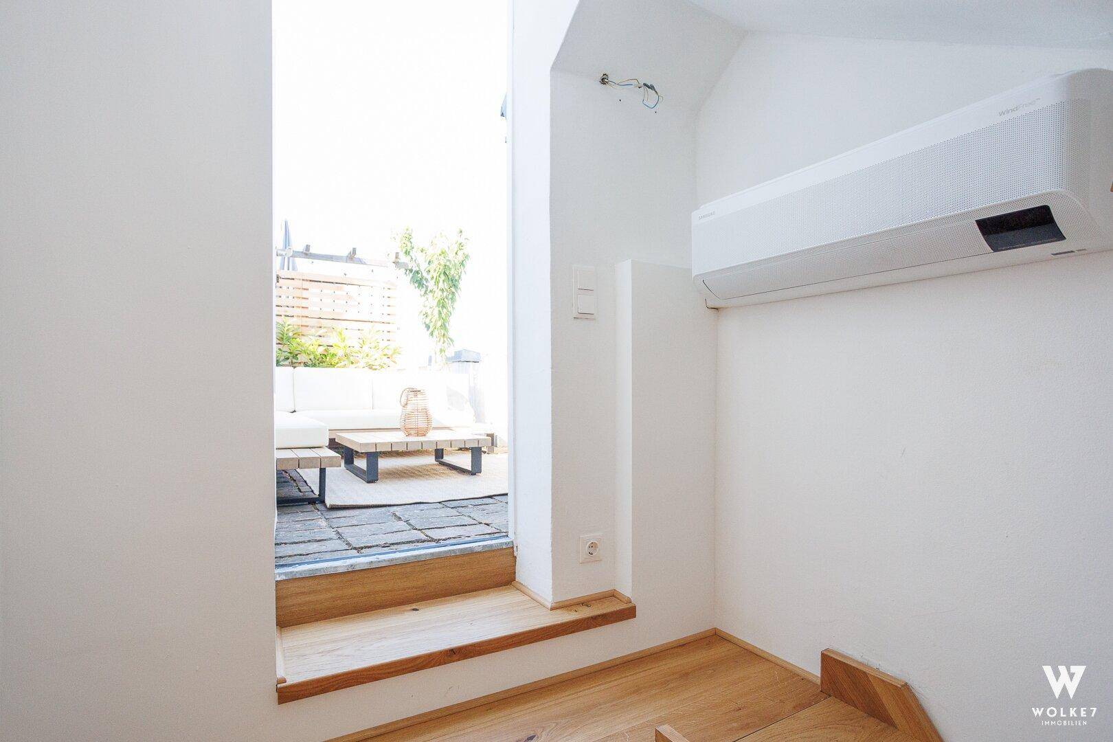 Heller Übergangsbereich mit Klimaanlage und direktem Zugang zur sonnigen Dachterrasse.