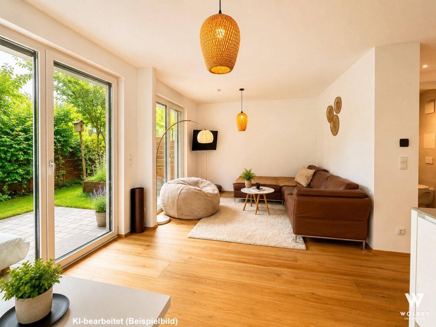 Gemütliches Wohnzimmer mit großen Fenstern und direktem Zugang zum Gartenbereich.