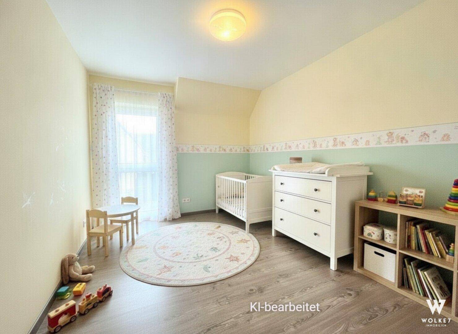 Freundliches Kinderzimmer mit Babybett, Wickeltisch und Spielbereich, ideal für die Kleinsten.