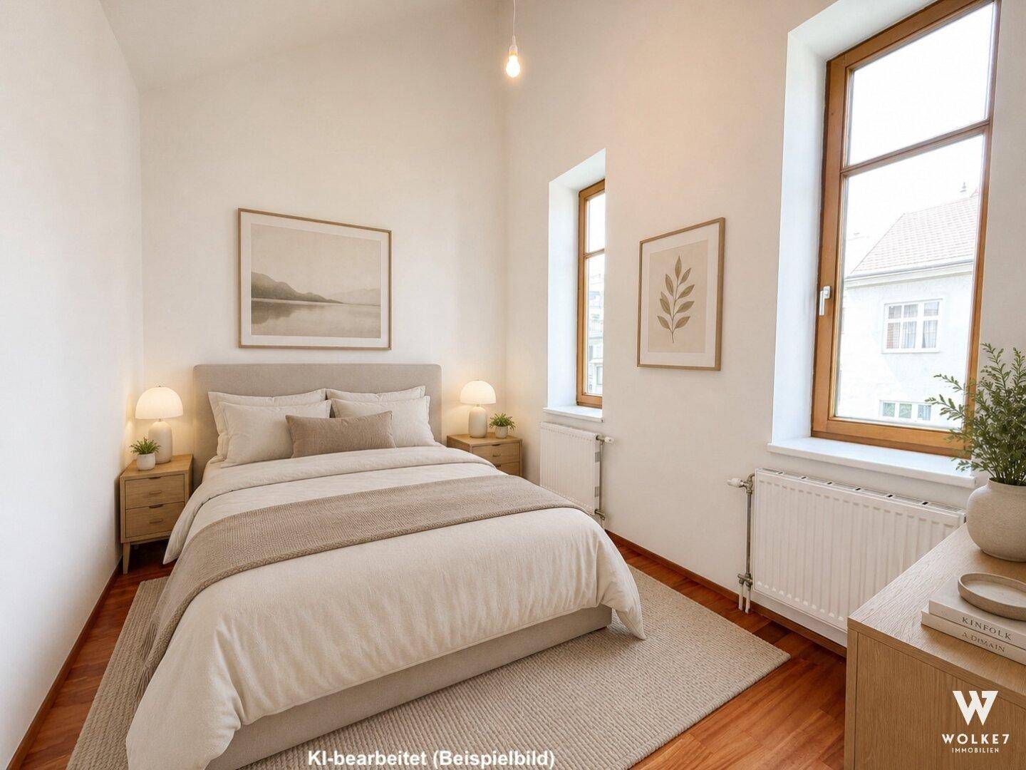 Gemütliches Schlafzimmer mit Holzboden, großen Fenstern und Blick auf die Straße.