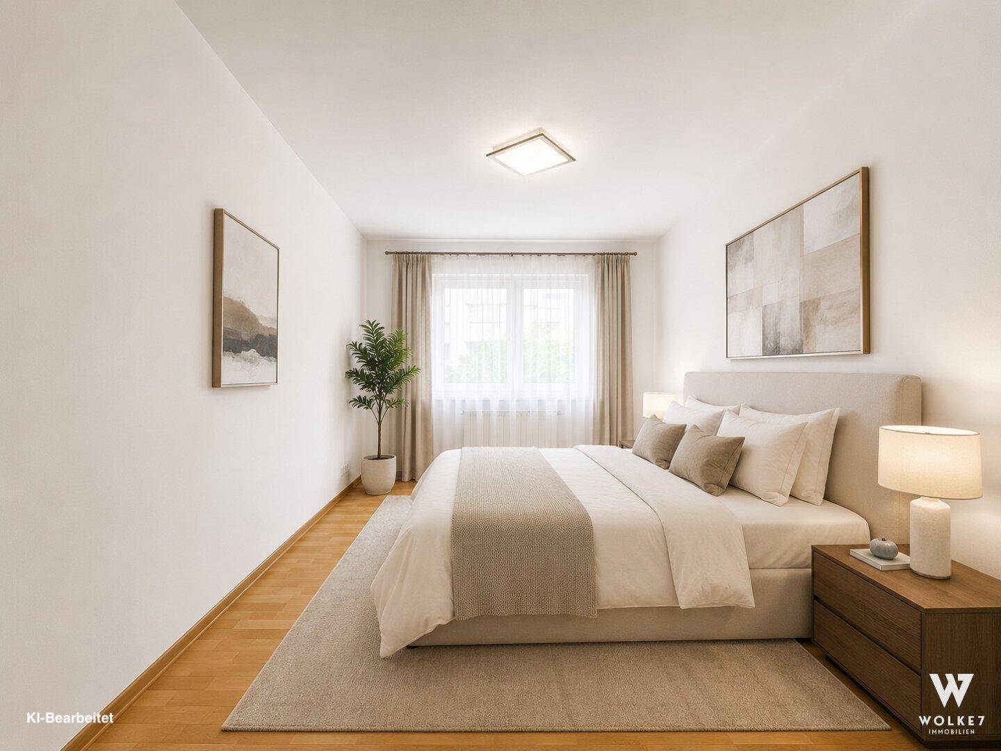 Helles Schlafzimmer mit Doppelbett, Holzboden und einem großen Fenster für viel Tageslicht.