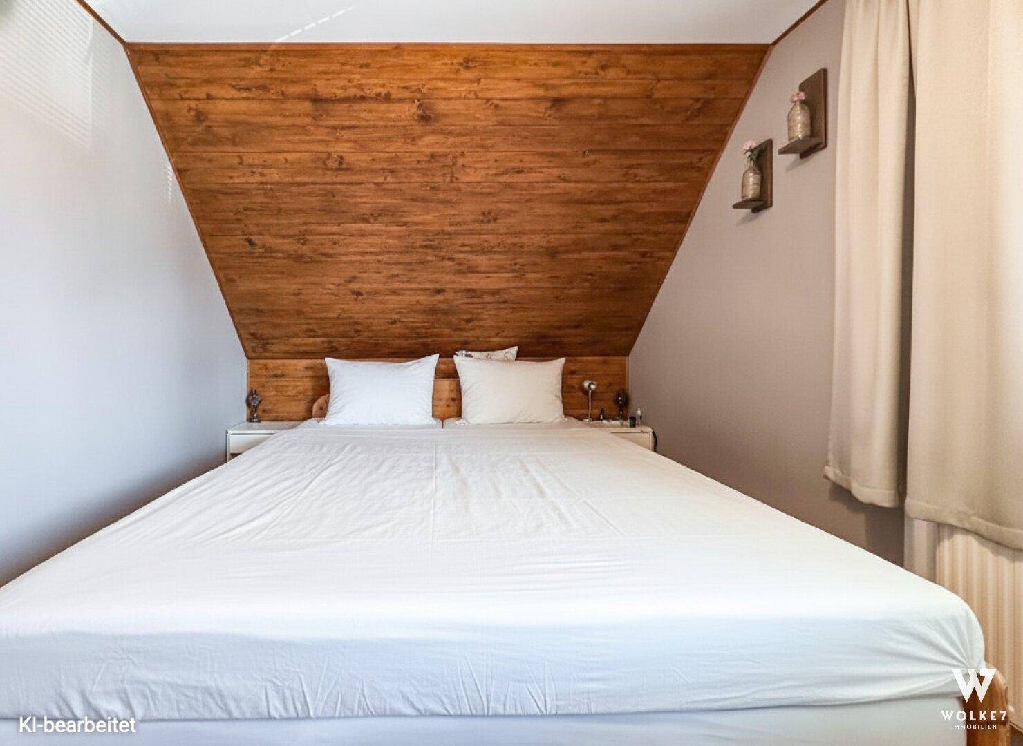 Gemütliches Schlafzimmer im Dachgeschoss mit Holzwandakzent und schrägen Decken.
