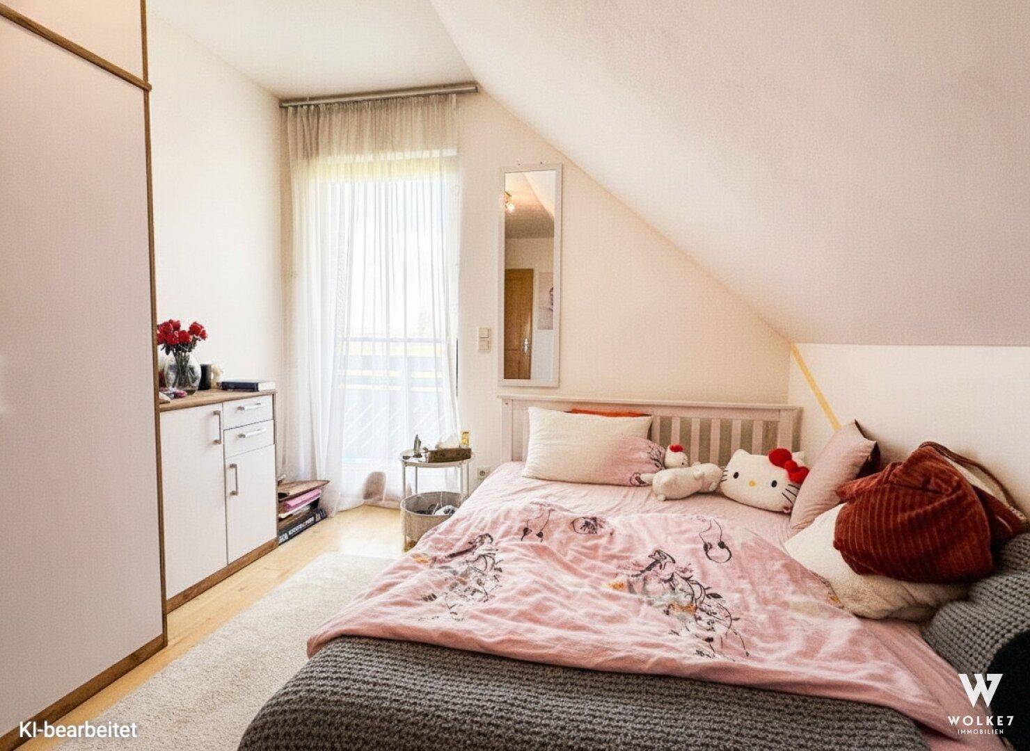 Helles Kinderzimmer im Dachgeschoss mit Einzelbett, Schrank und Zugang zum Balkon.