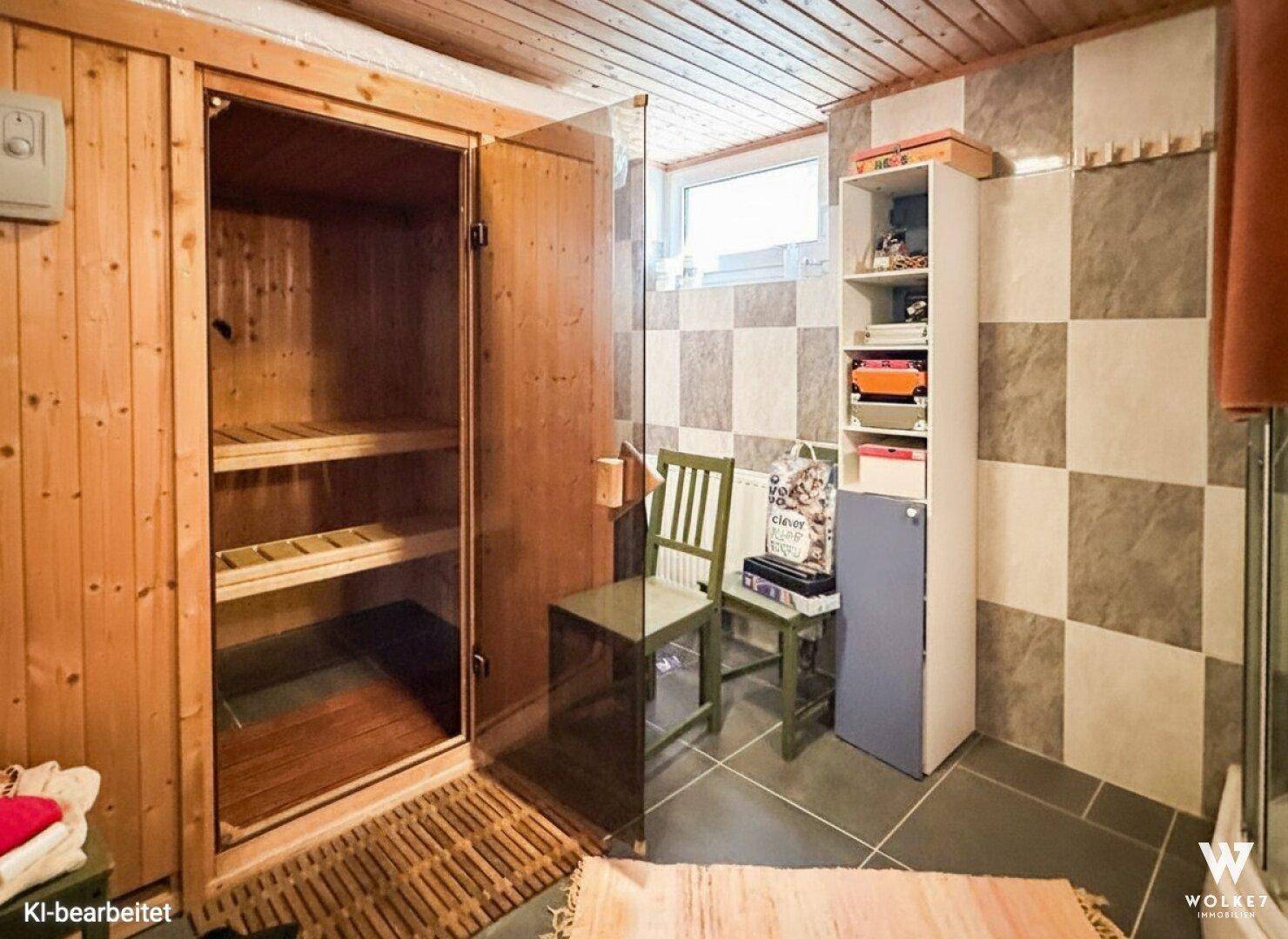Private Sauna mit Holzverkleidung und Sitzbänken, ideal zur Entspannung.