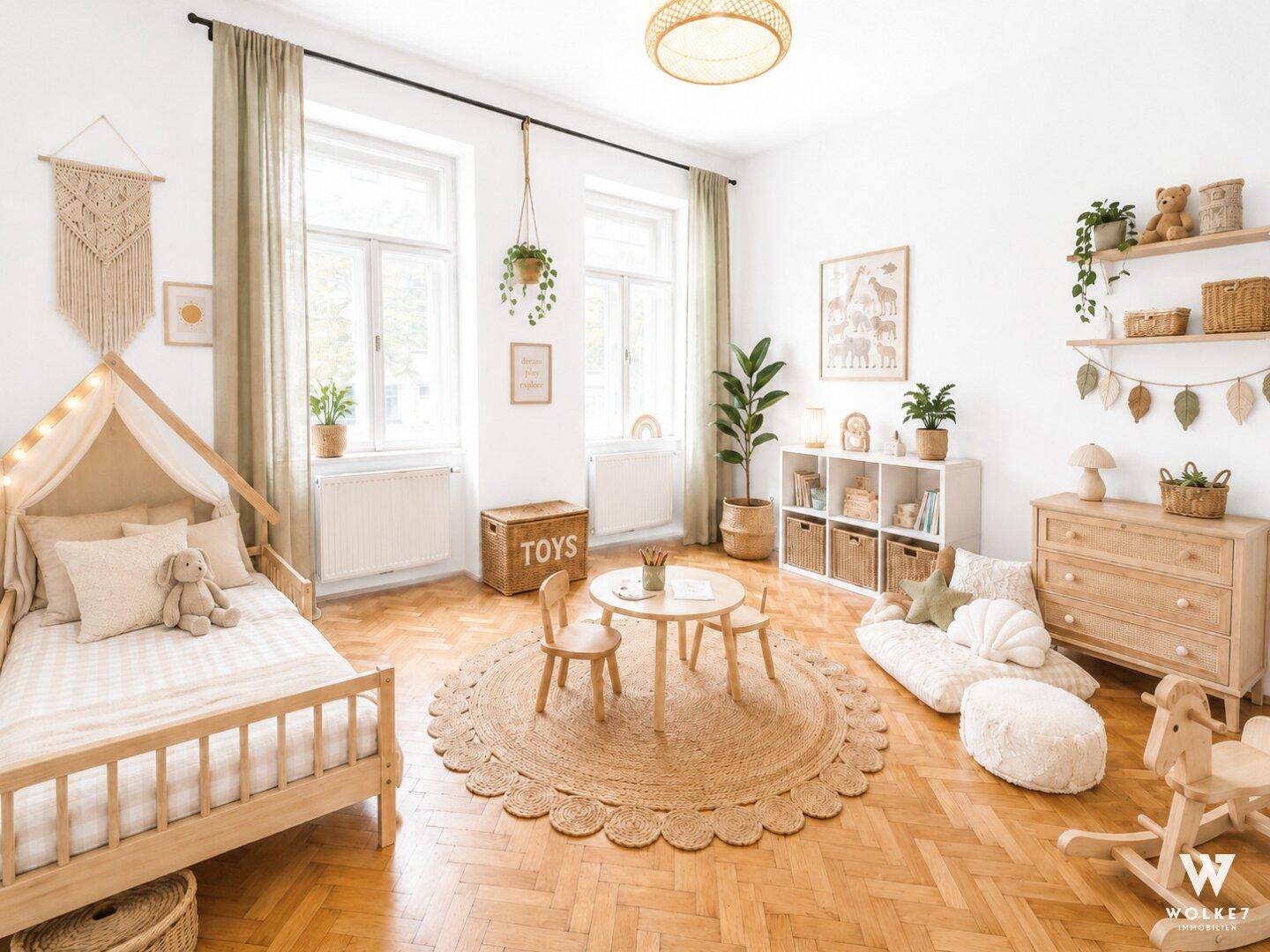 Helles Kinderzimmer mit Holzbett, Spielbereich und Parkettboden, ideal für kleine Bewohner.