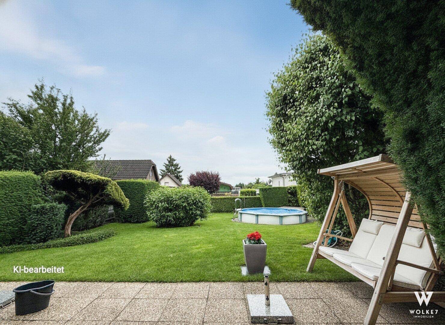Gepflegter Garten mit Schaukel, Rasenfläche und einem Aufstellpool im Hintergrund.
