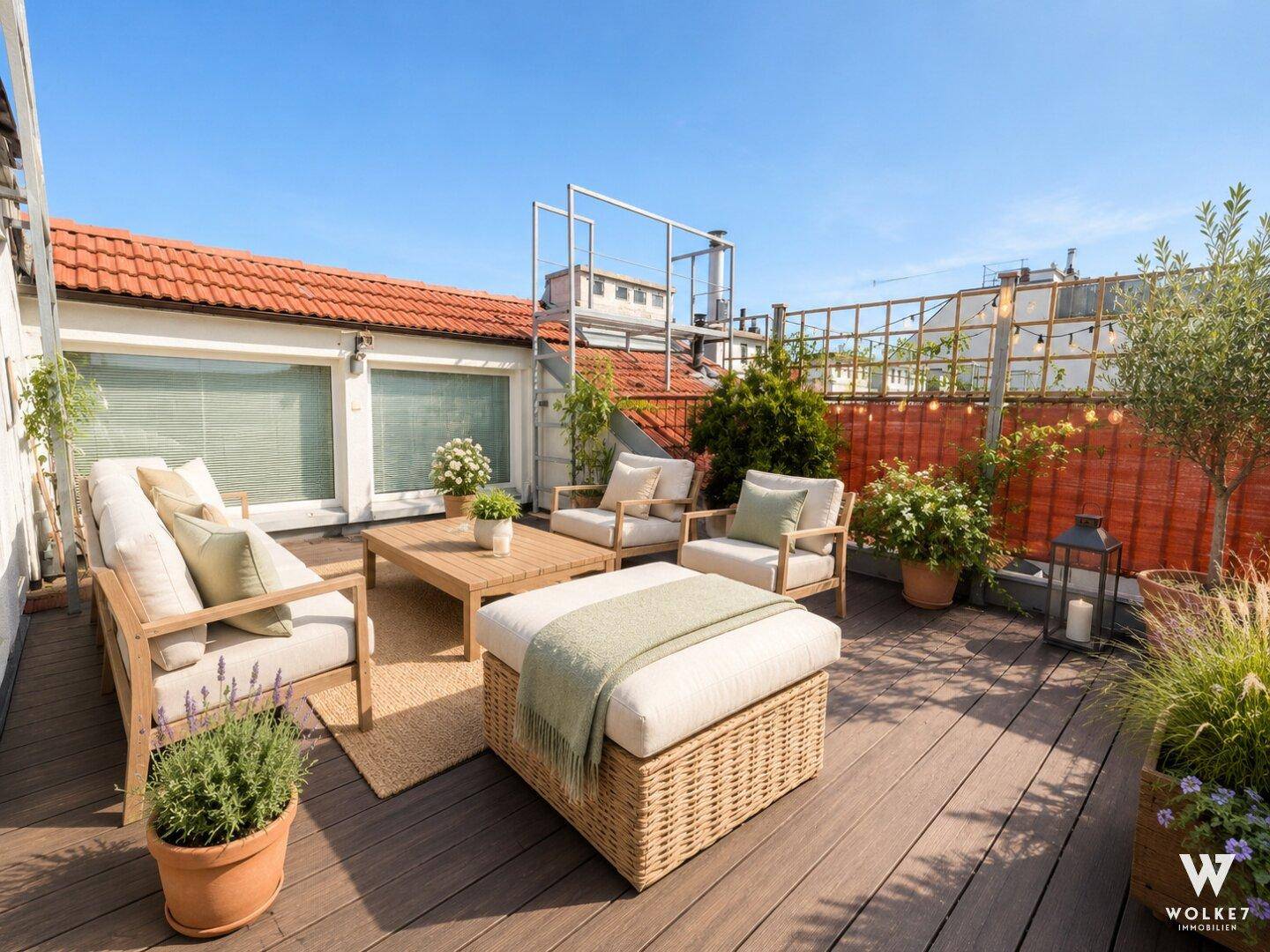Geräumige Dachterrasse mit bequemen Lounge-Möbeln und vielen Pflanzen unter blauem Himmel.