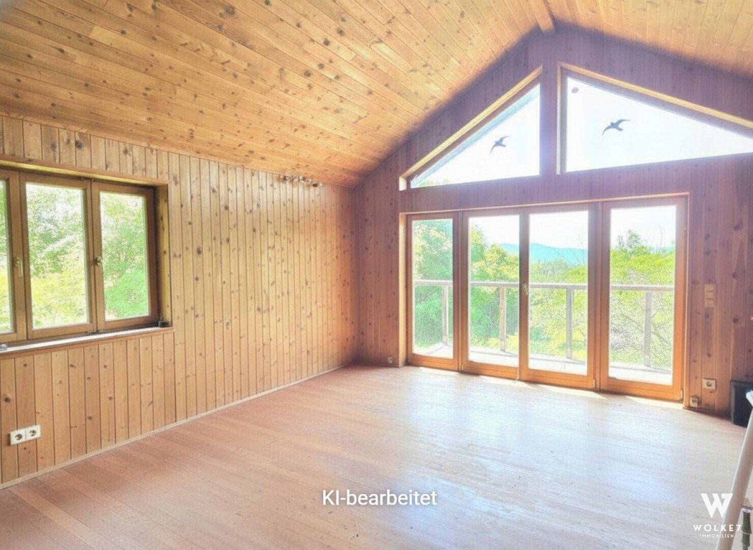 Helles Wohnzimmer mit Holzwänden, hohen Decken und großen Fenstern mit Bergblick.