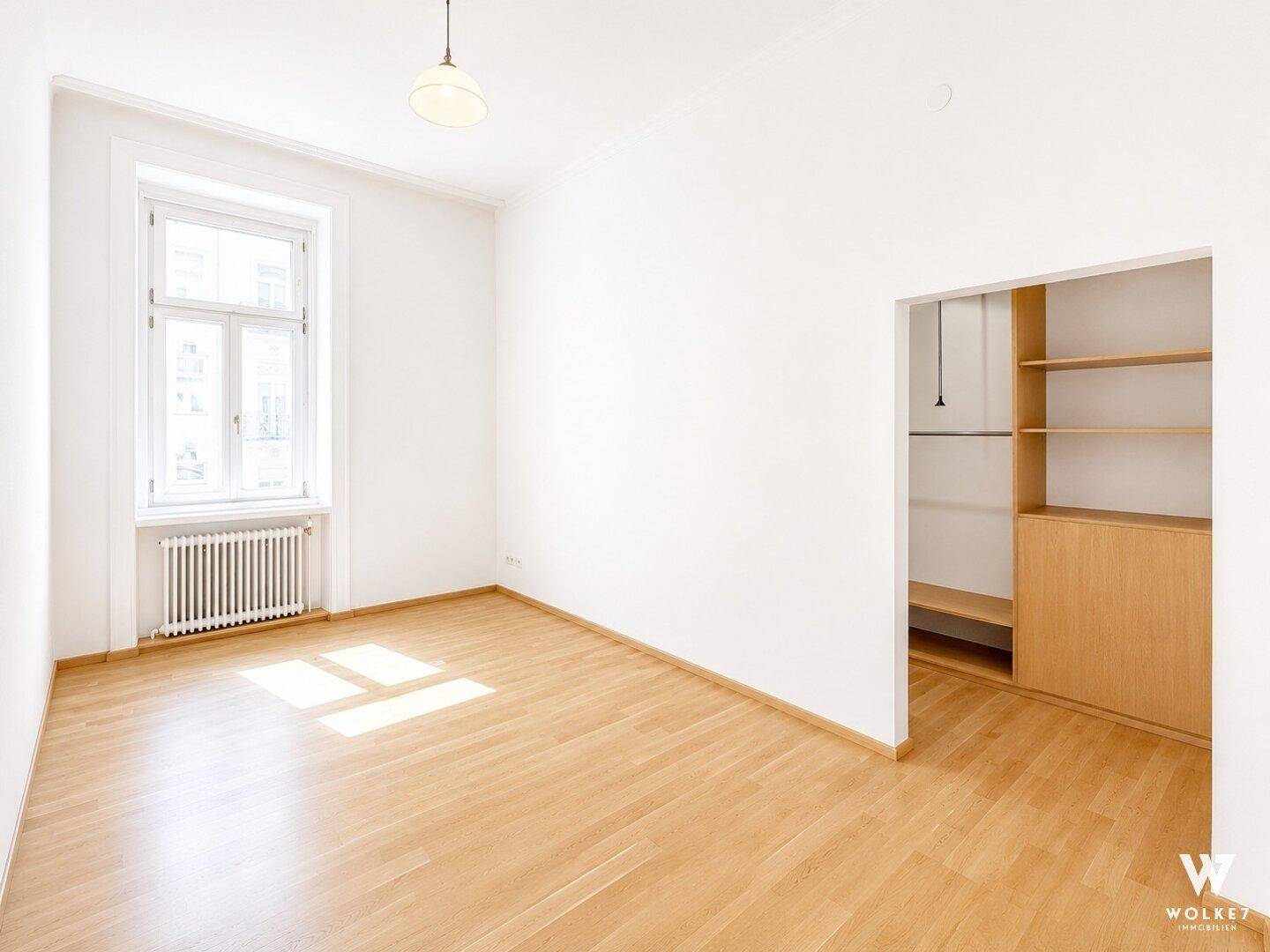 Unmöblierter Raum mit Holzboden und integriertem Schrankbereich, ideal als Schlafzimmer nutzbar.