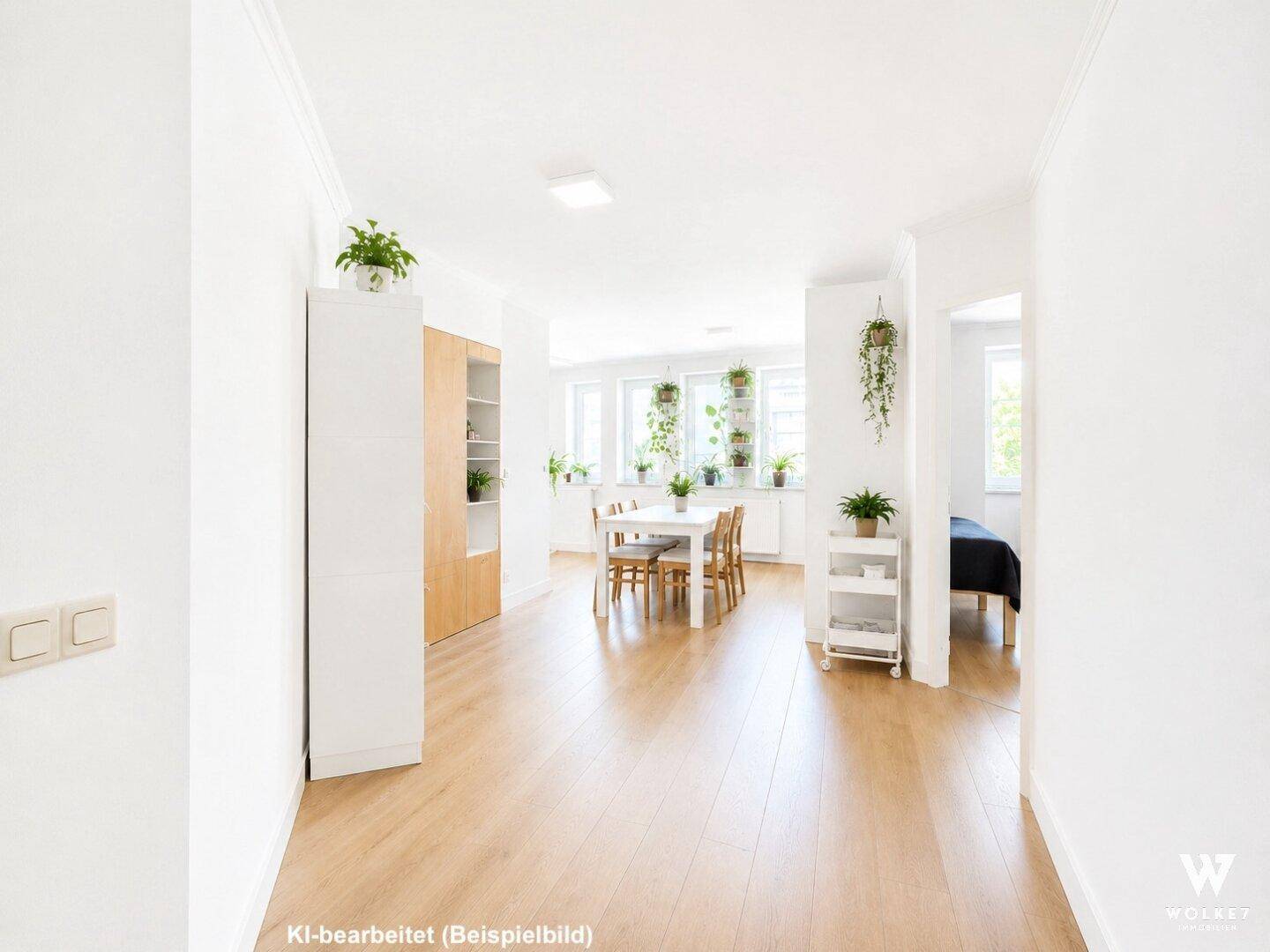 Heller Flur mit Holzboden, der zu einem Essbereich und einem Schlafzimmer führt.