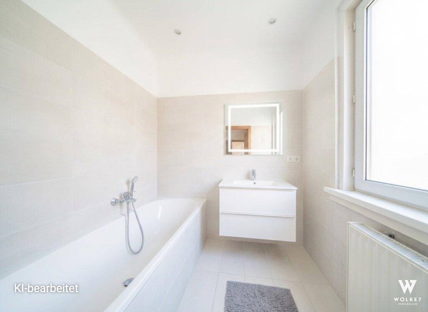 Virtuell modernisiertes Badezimmer mit Badewanne, modernem Waschtisch und hellen Fliesen.