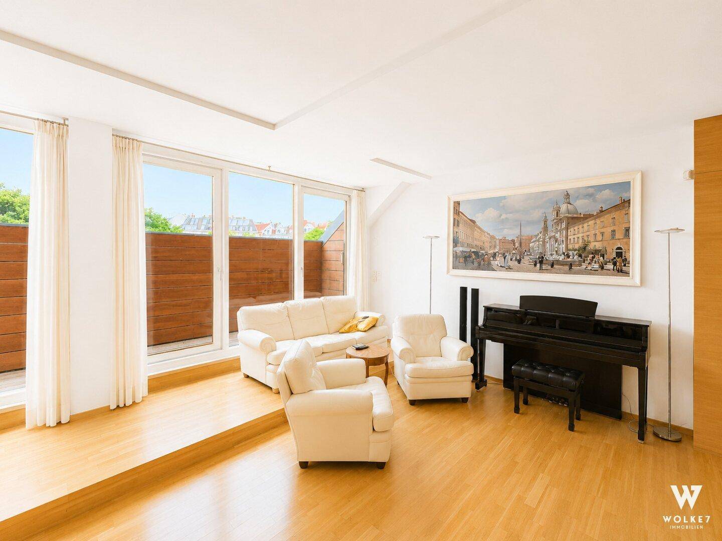 Elegantes Wohnzimmer mit Klavier, bequemen Sofas und großen Fenstern für viel Tageslicht.
