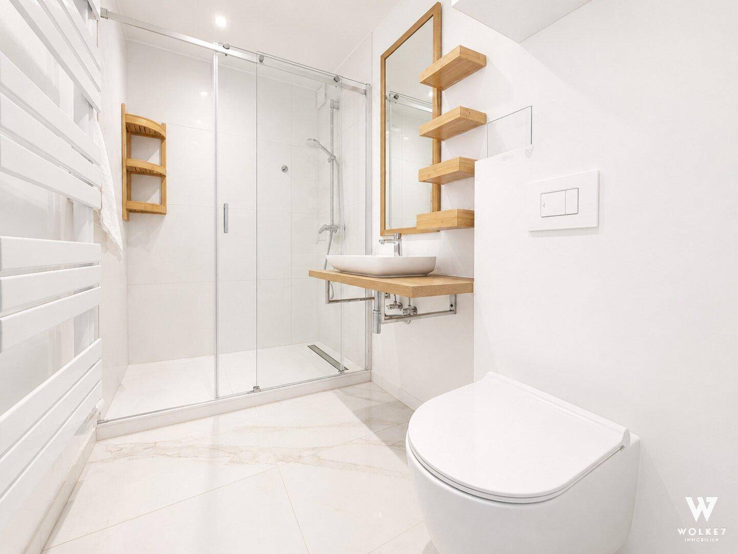 Modernes Badezimmer mit ebenerdiger Dusche, Wand-WC und Holzwaschtisch.