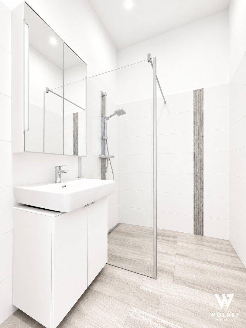 Modernes Badezimmer mit begehbarer Dusche, Einzelwaschbecken und Spiegelschrank.