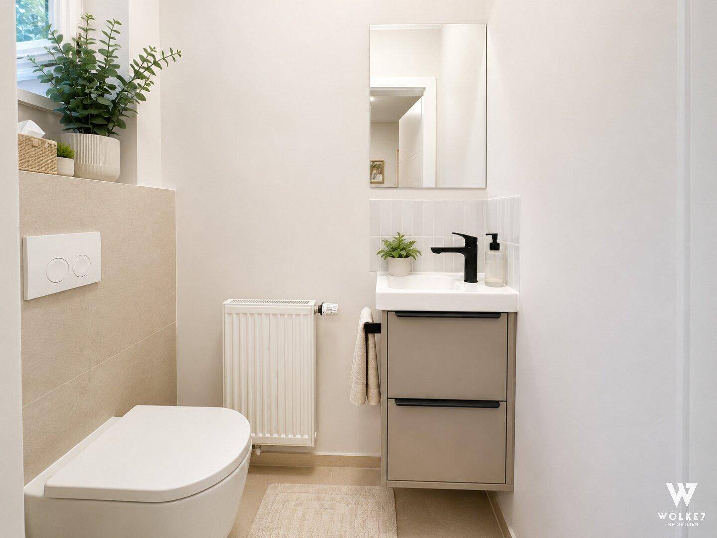 Helles Gäste-WC mit modernem Waschtisch, Wand-WC und Fenster.