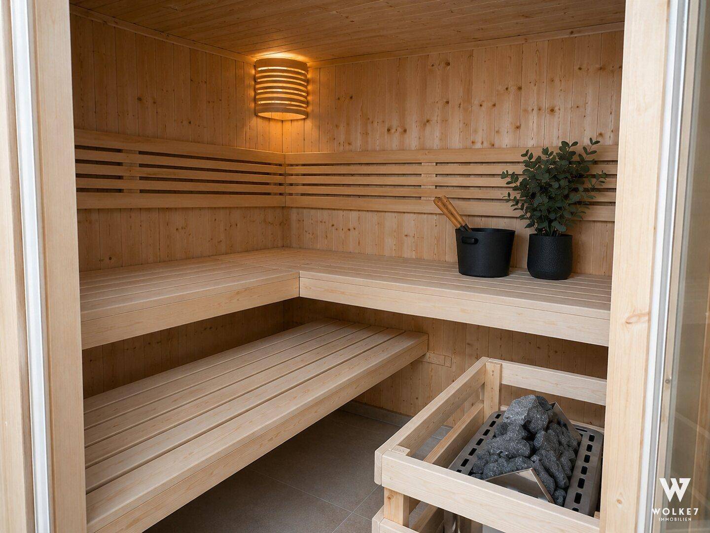 Private Sauna mit Holzbänken und Saunaofen für entspannende Momente.