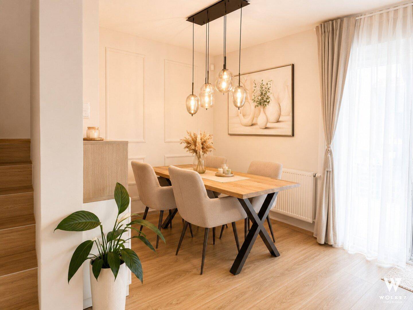 Heller Essbereich mit Holztisch, modernen Stühlen und Zugang zum Außenbereich.