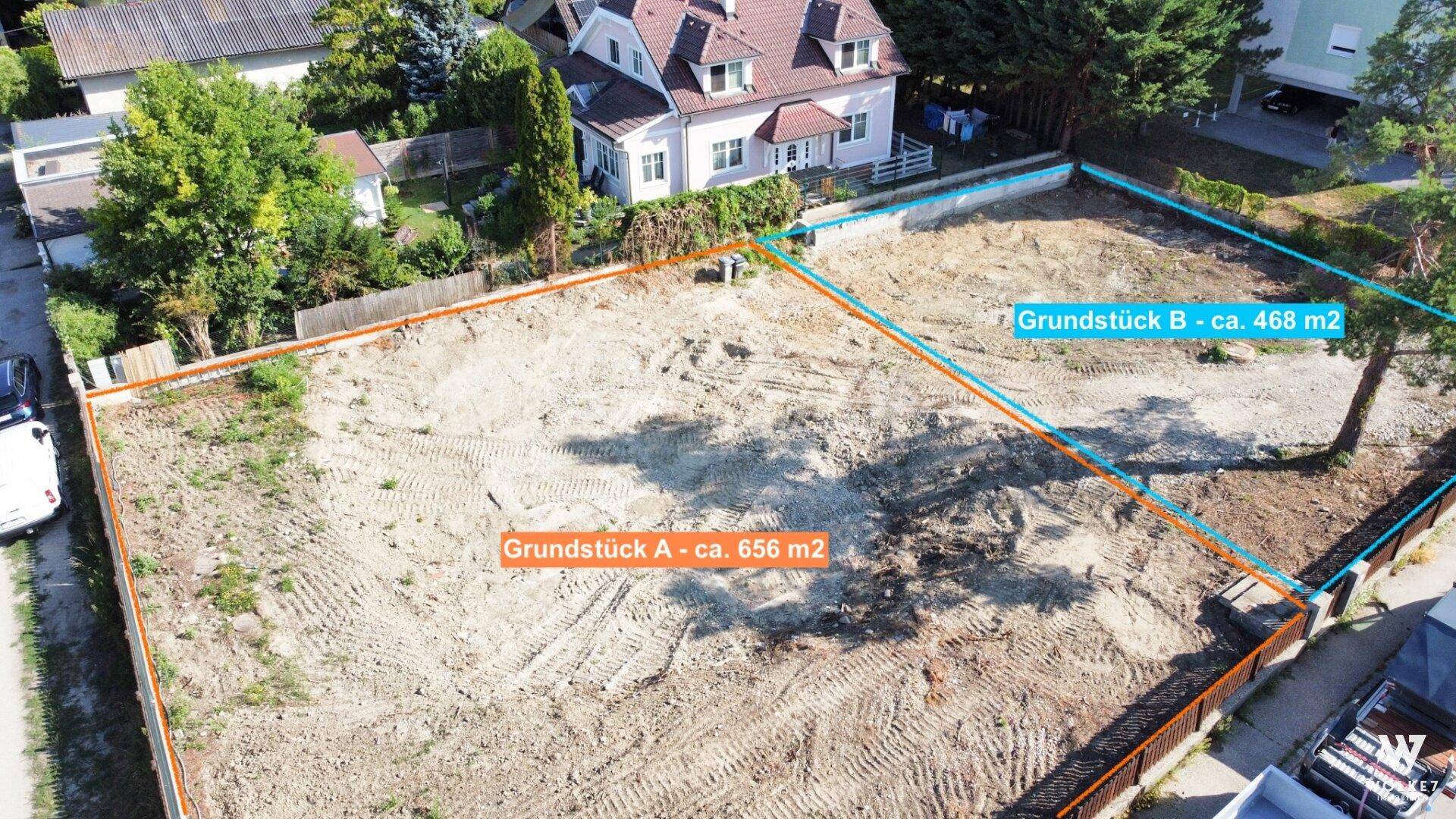 Luftaufnahme von zwei unbebauten Grundstücken, umgeben von Bäumen in ländlicher Umgebung.