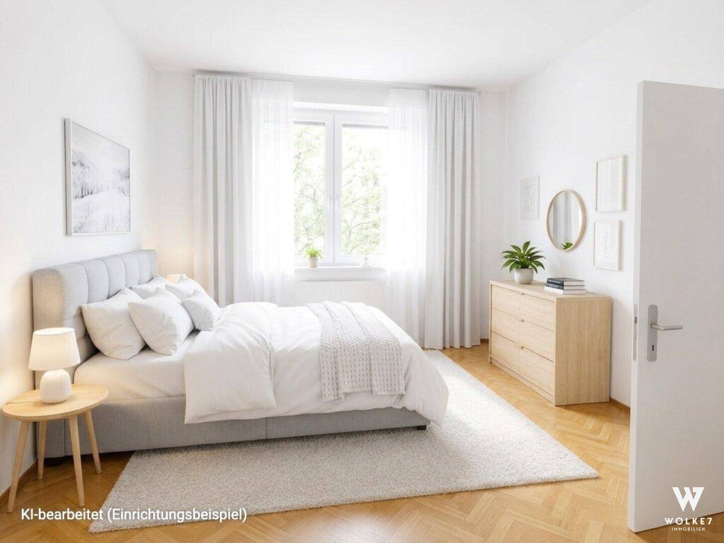 Helles Schlafzimmer mit Doppelbett, Parkettboden und Vorhängen am Fenster für Privatsphäre.