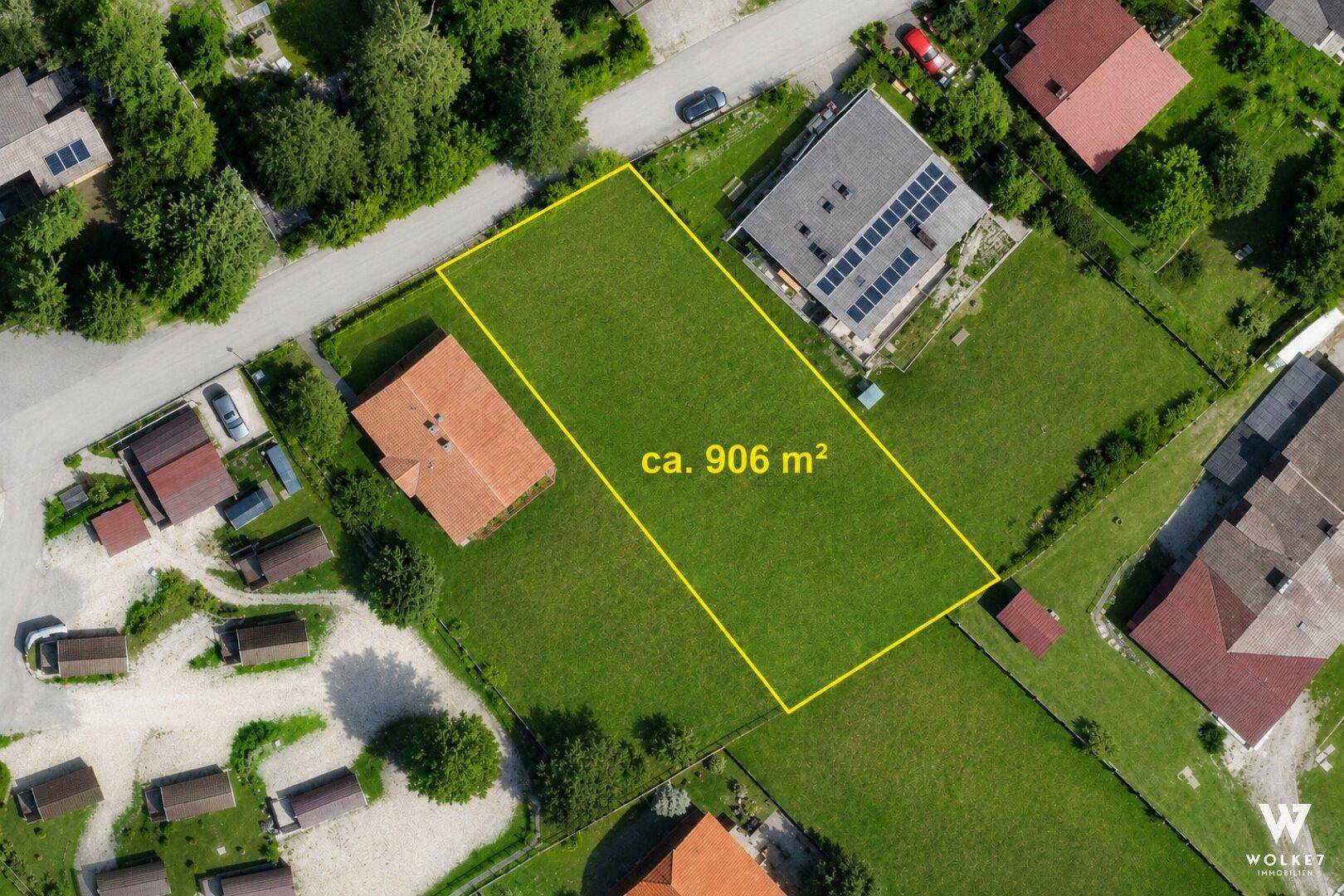 Detaillierte Luftaufnahme eines rechteckigen Grundstücks von ca. 906 m² in einer Wohnsiedlung.