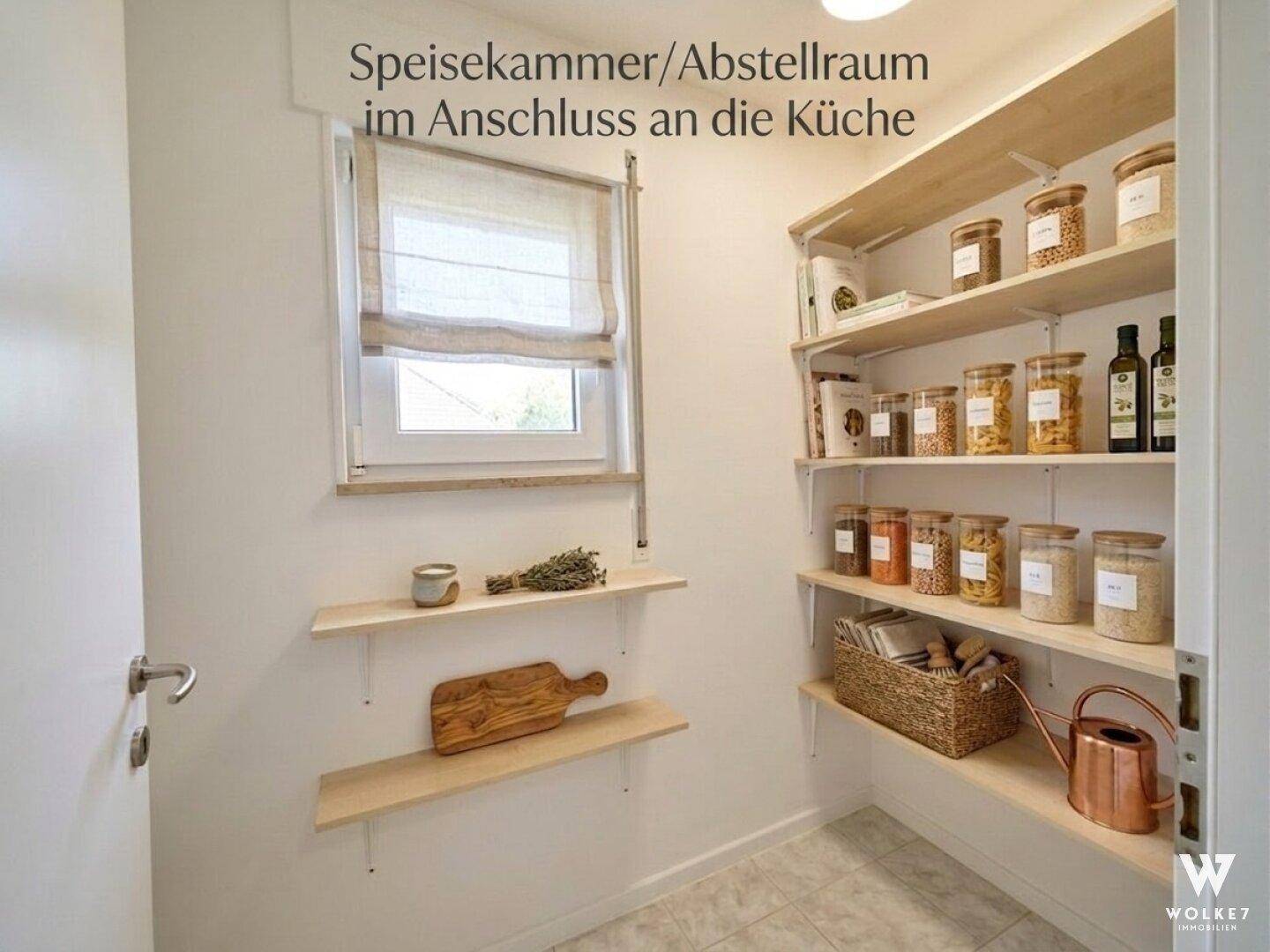 Praktische Speisekammer mit Regalen für Vorräte und einem Fenster für Tageslicht.