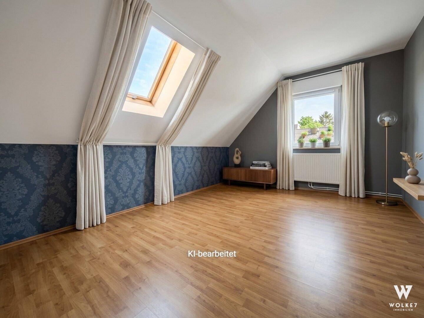 Helles Dachzimmer mit Laminatboden, Dachfenster und dekorativer Tapete.