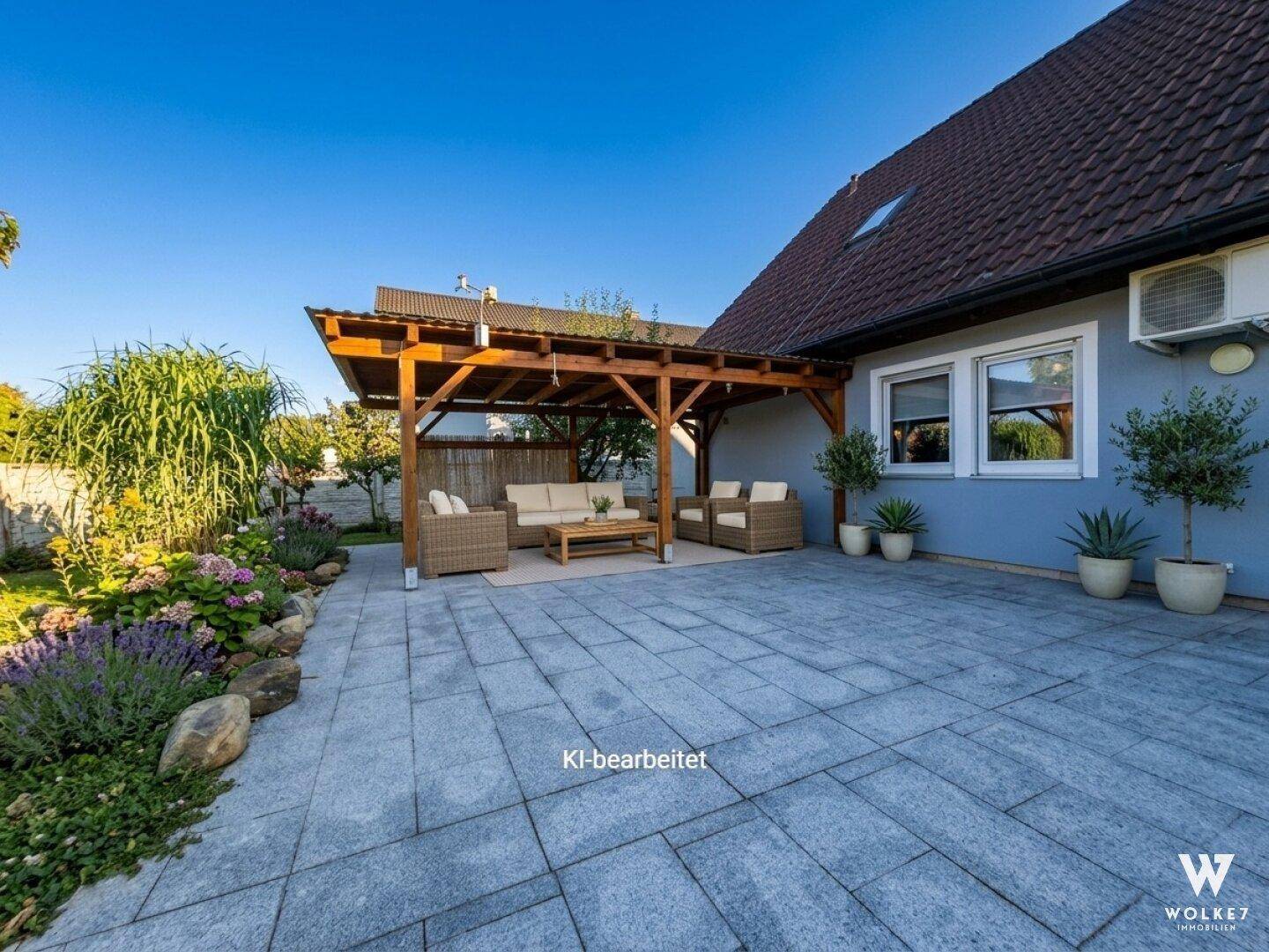 Große gepflasterte Terrasse mit Pergola und bequemen Outdoor-Sitzmöbeln.