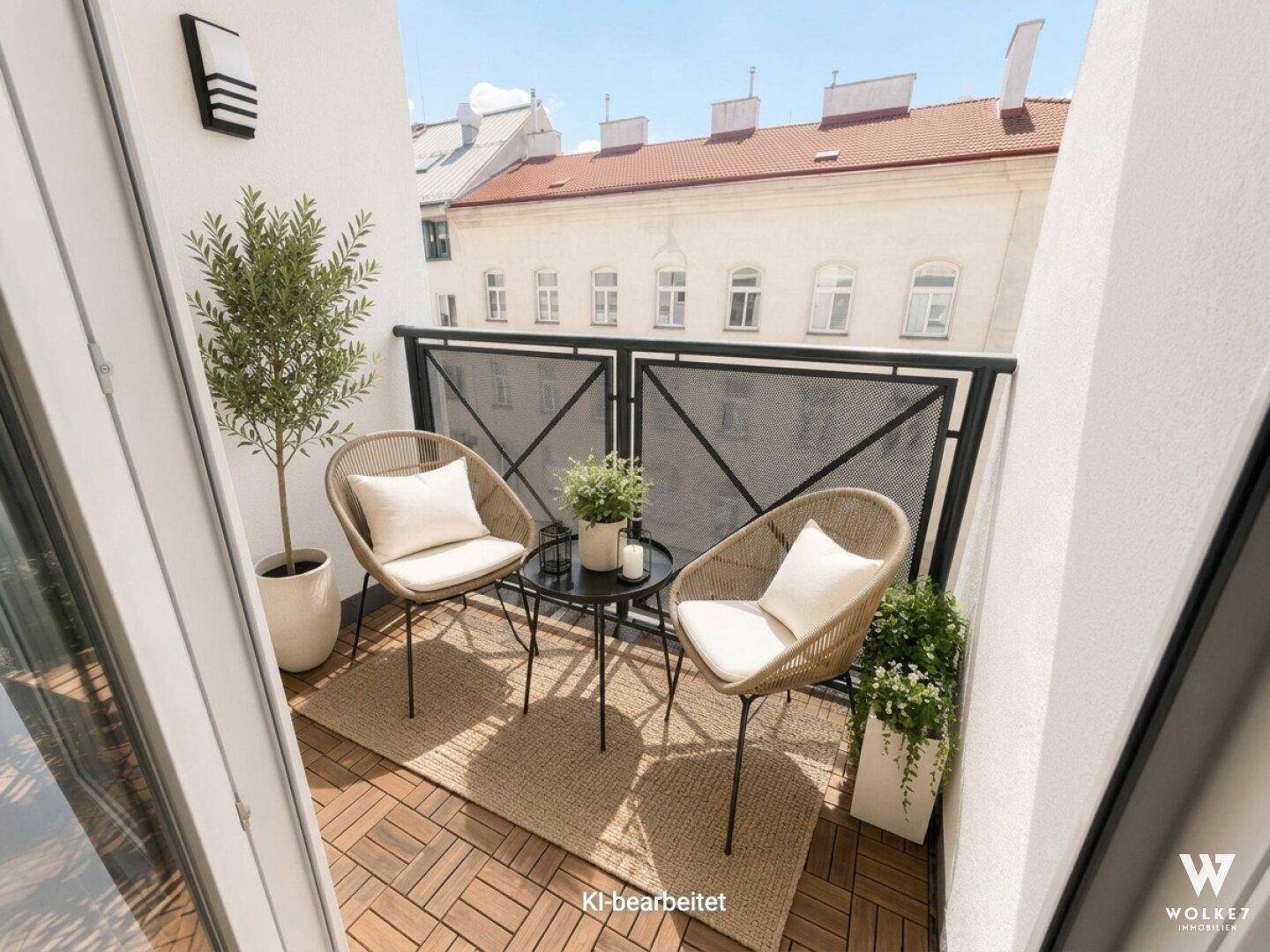 Gemütlicher Balkon mit Sitzgelegenheiten und Blick auf die umliegenden Stadtgebäude.