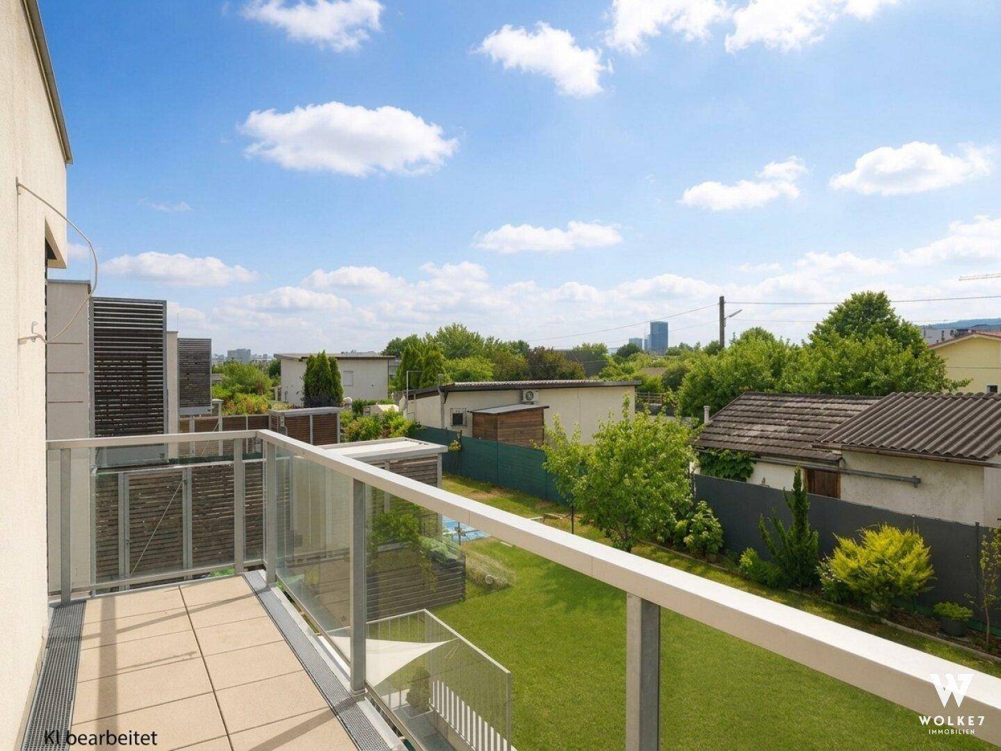 Geräumiger Balkon mit Fliesenboden und weitem Blick über die grüne Umgebung.