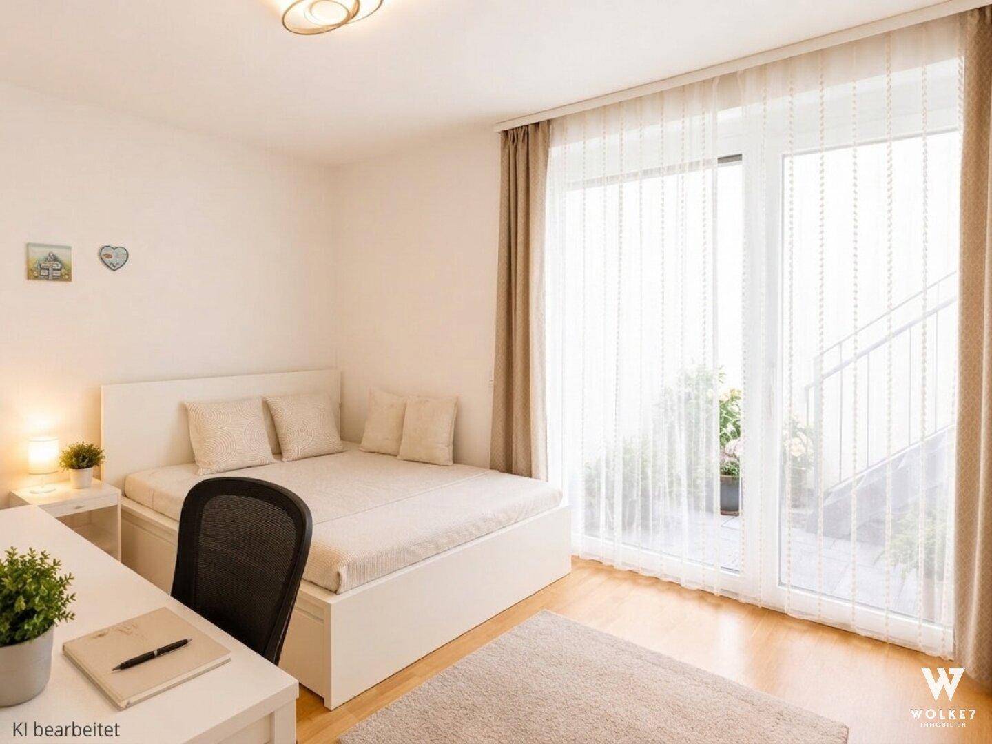 Helles Schlafzimmer mit Einzelbett, Schreibtisch und großem Fenster zum Außenbereich.
