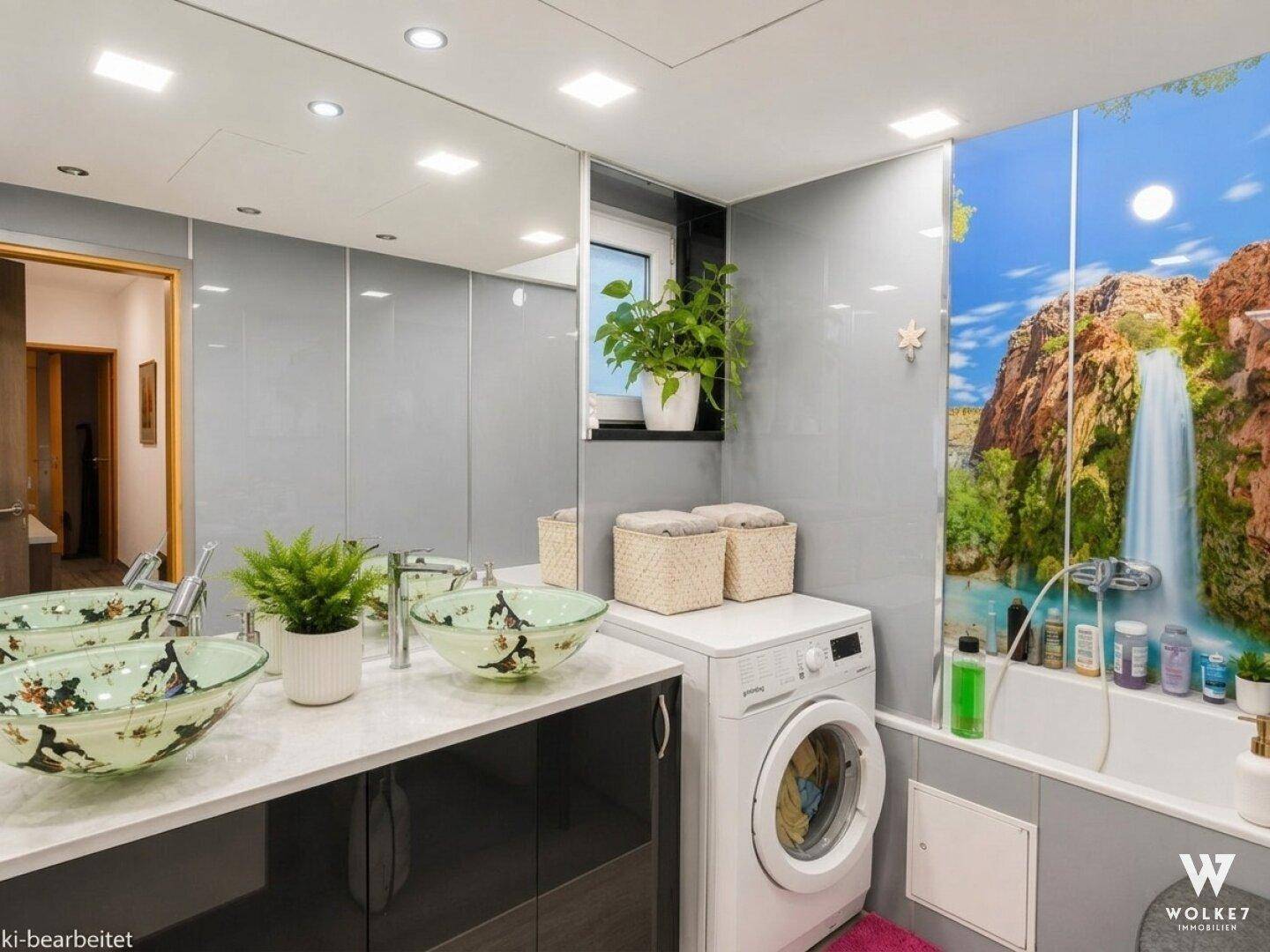 Modernes Badezimmer mit Doppelwaschbecken, Badewanne und einer dekorativen Wandgestaltung.