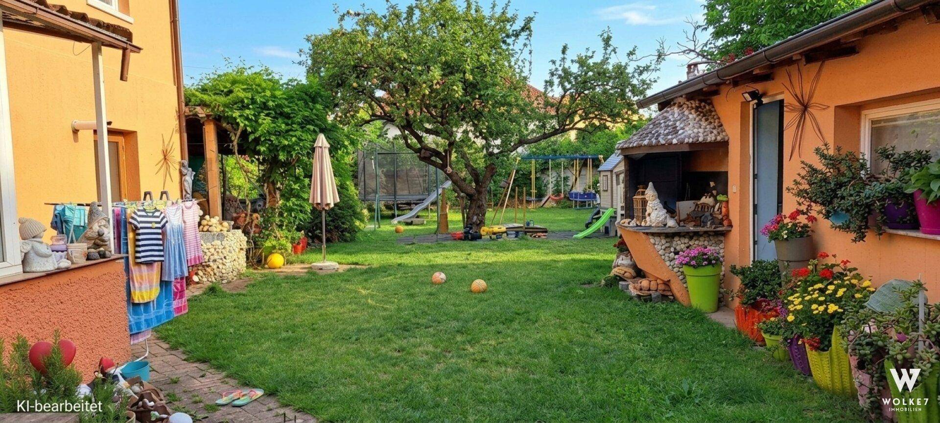 Großer Garten mit Rasenfläche, Bäumen, Trampolin und einem Grillbereich für Freizeitaktivitäten.