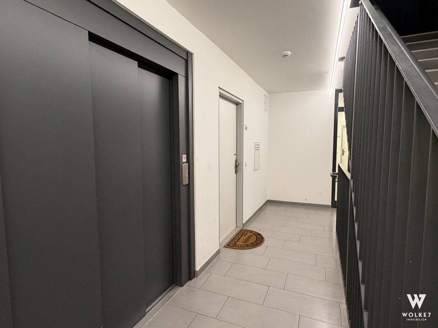 Gepflegter Hausflur mit modernem Aufzug und Zugang zu den einzelnen Wohneinheiten.