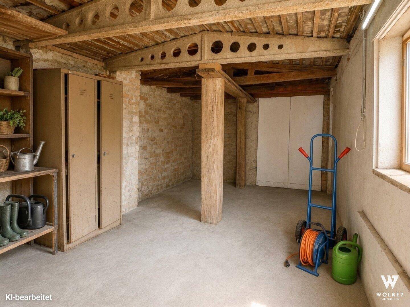Rustikaler Kellerraum mit sichtbaren Holzbalken, Steinwänden und Lagerregalen.