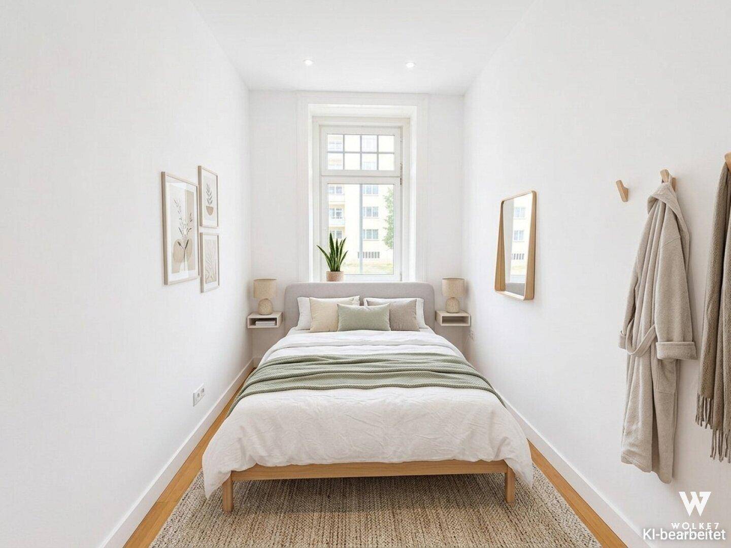 Gemütliches Schlafzimmer mit Holzboden, hellem Fenster und minimalistischer Einrichtung für ruhige Nächte.