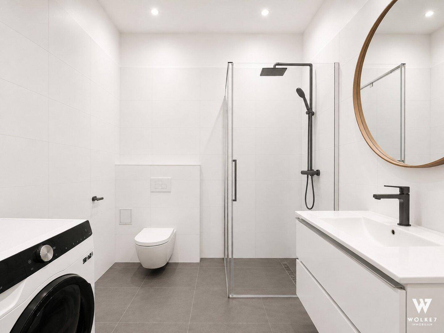 Modernes Badezimmer mit ebenerdiger Dusche, Wand-WC und Waschmaschine.