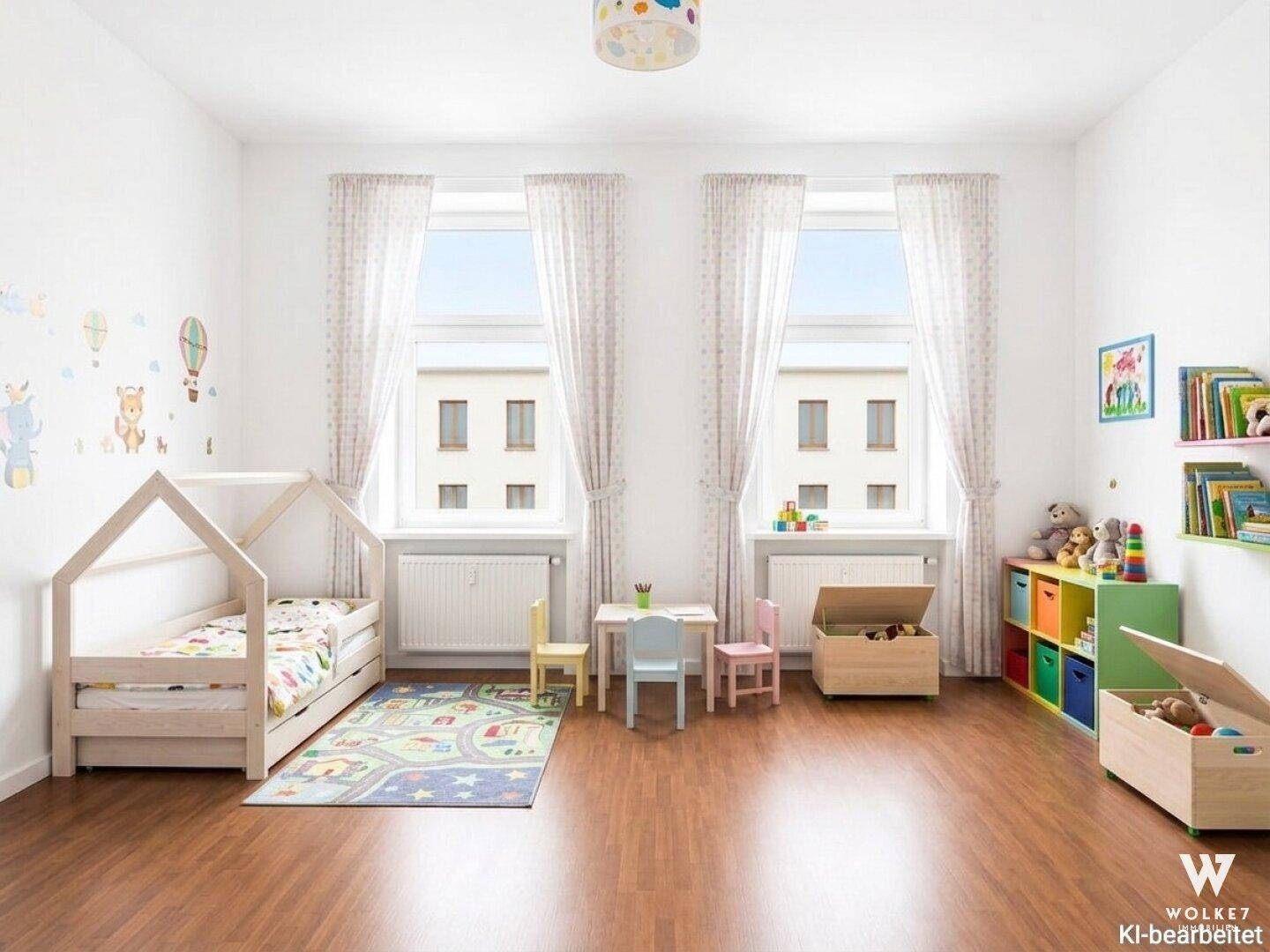 Freundliches Kinderzimmer mit Holzbett, Spielteppich und bunten Dekorationen.