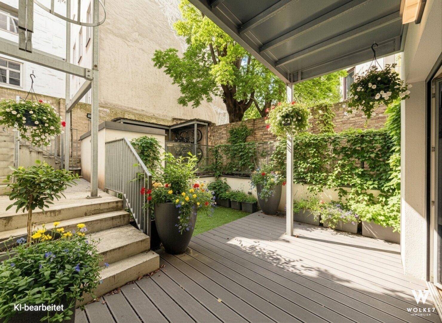 Geräumige Terrasse mit Holzdeck, üppiger Bepflanzung und überdachtem Bereich, ideal zum Entspannen im Freien.