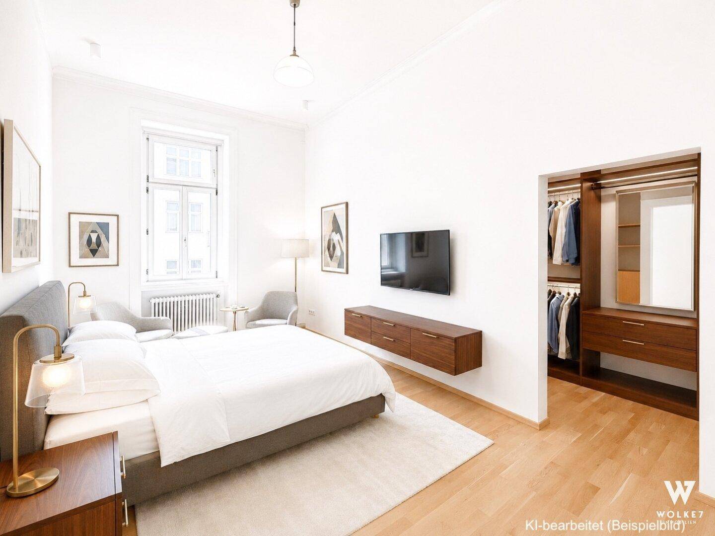 Komfortables Schlafzimmer mit Doppelbett, Wandfernseher und integriertem begehbarem Kleiderschrank.