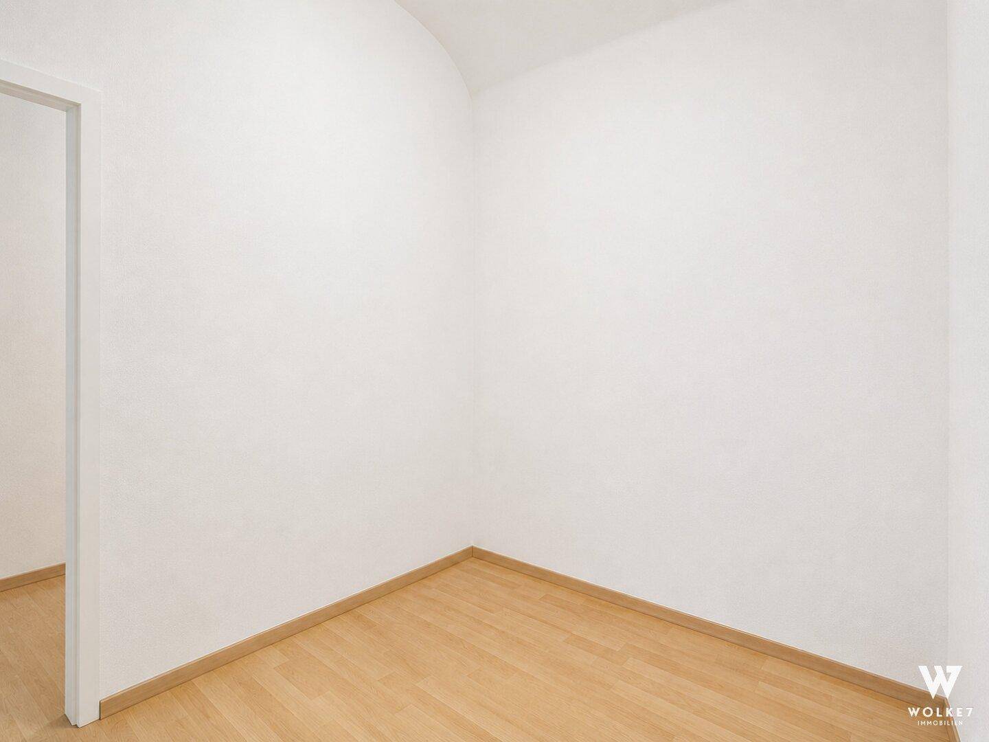 Leerer Raum mit hellen Wänden und Holzboden, bereit für die individuelle Nutzung und Einrichtung.