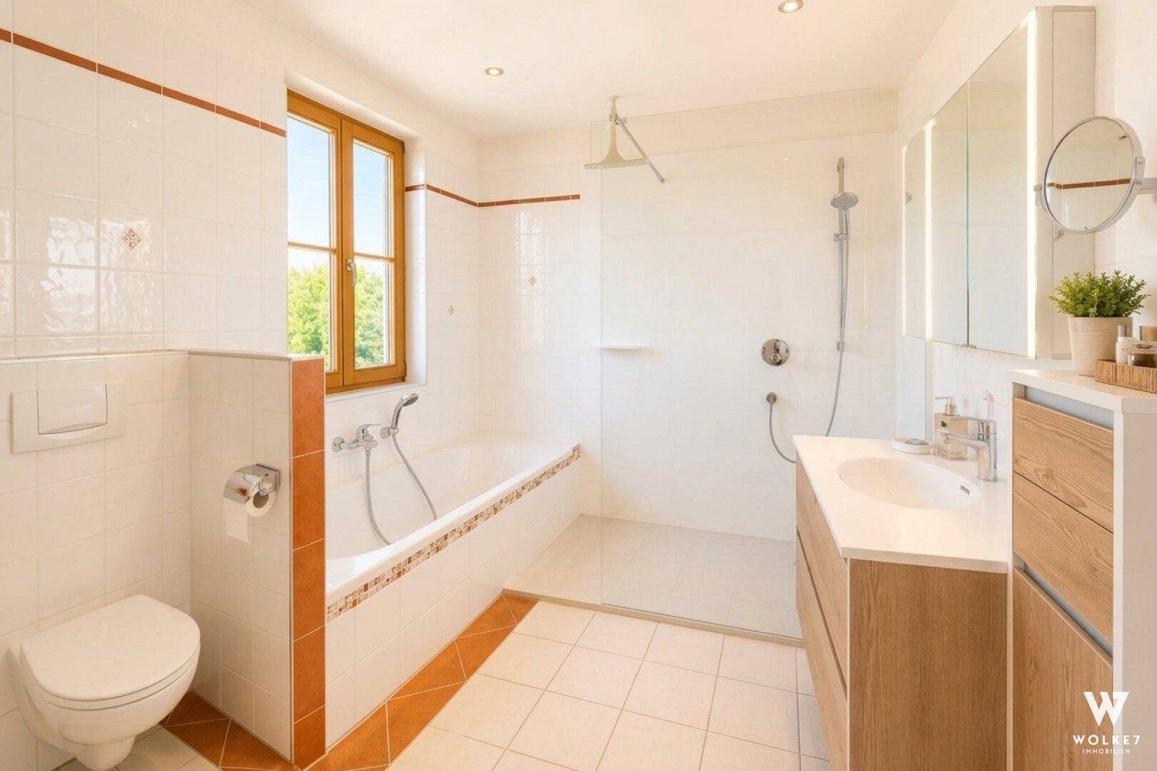 Modernes Badezimmer mit Badewanne, ebenerdiger Dusche und Fenster für angenehmes Tageslicht.