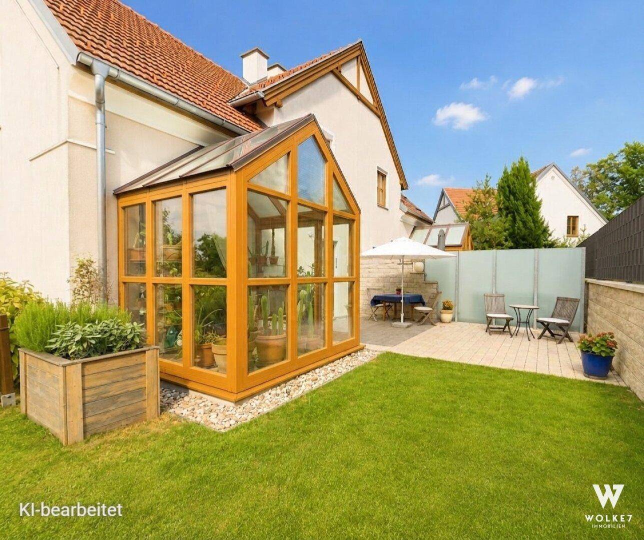 Gepflasterte Terrasse mit Gartenmöbeln und angrenzendem Wintergarten und gepflegter Rasenfläche.