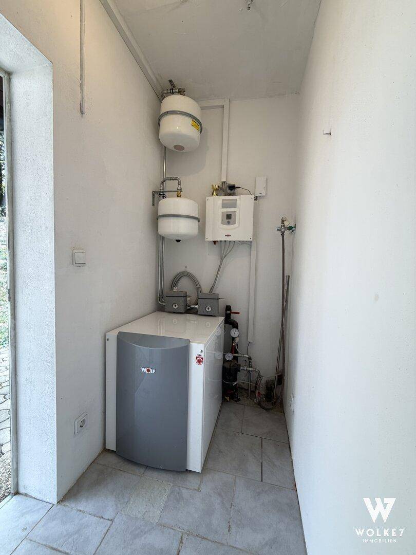 Technikraum mit Heizungsanlage und Warmwasserspeichern.