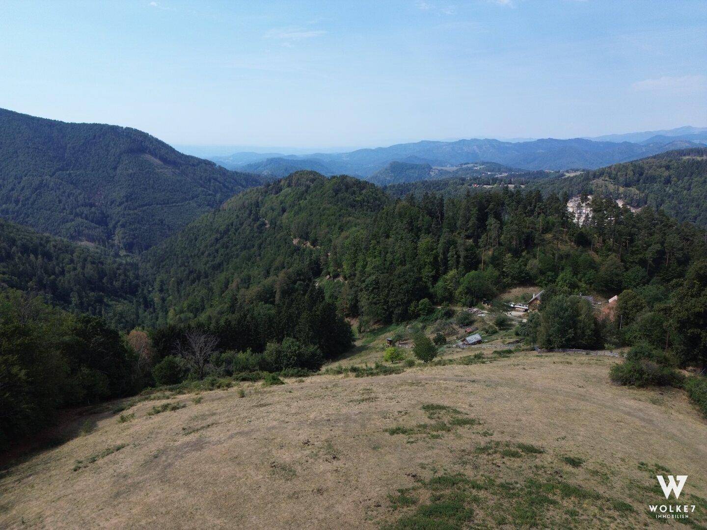 Weitläufige Luftaufnahme der Liegenschaft in einer malerischen Berglandschaft.