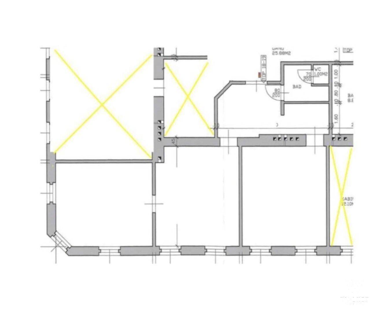 Grundrissplan einer Wohnung mit mehreren Räumen und Badezimmer.