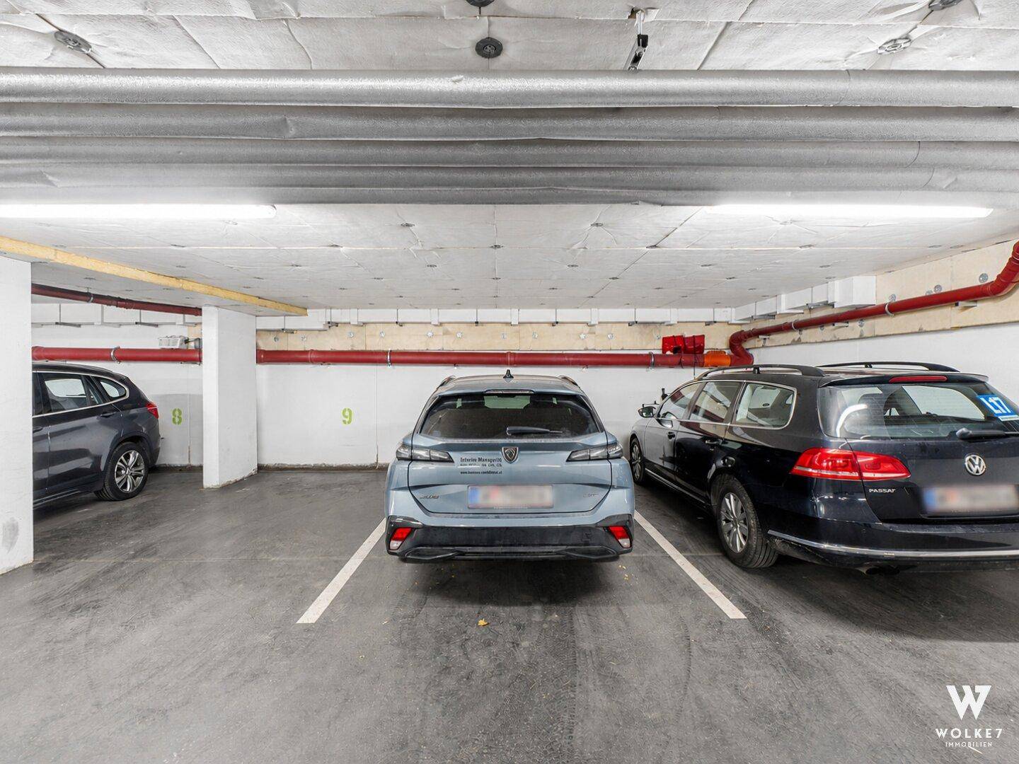 Tiefgarage mit mehreren Stellplätzen und Beleuchtung, ideal für Bewohner.